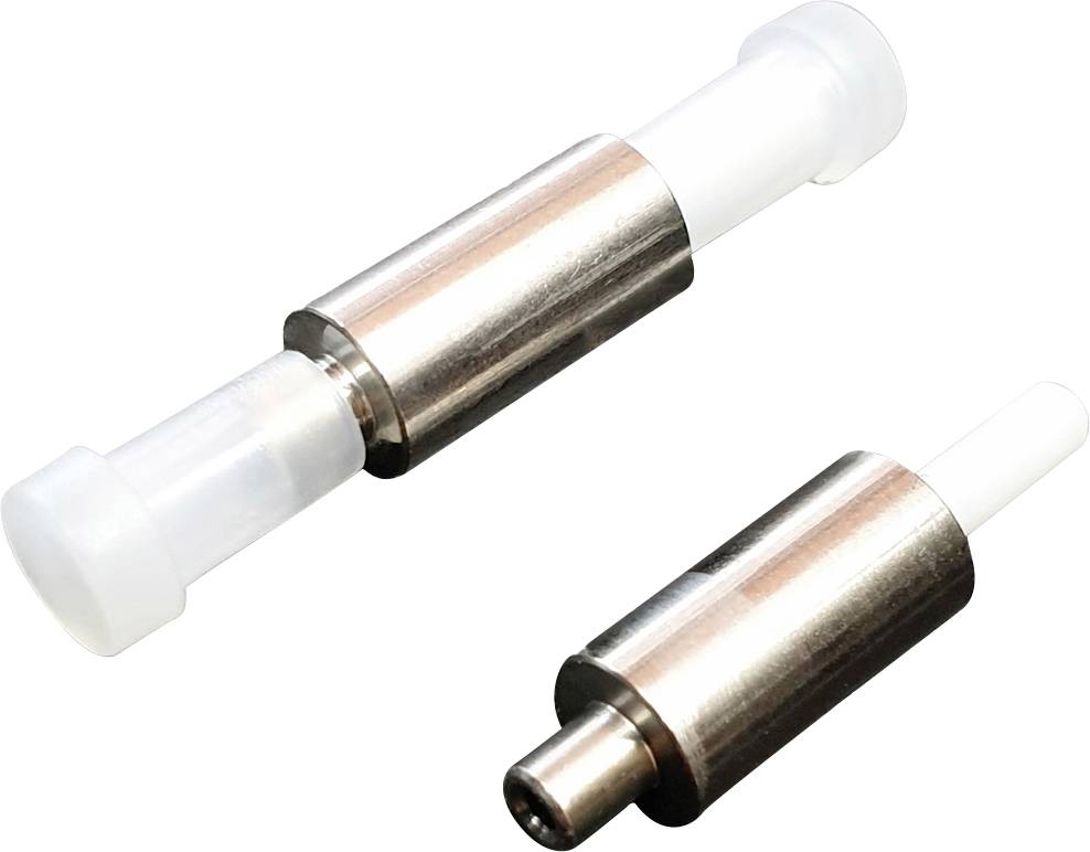Deux cylindres métalliques représentant des fusibles électriques, sur un fond blanc. À gauche un fusible plus grand, à droite un fusible plus petit.