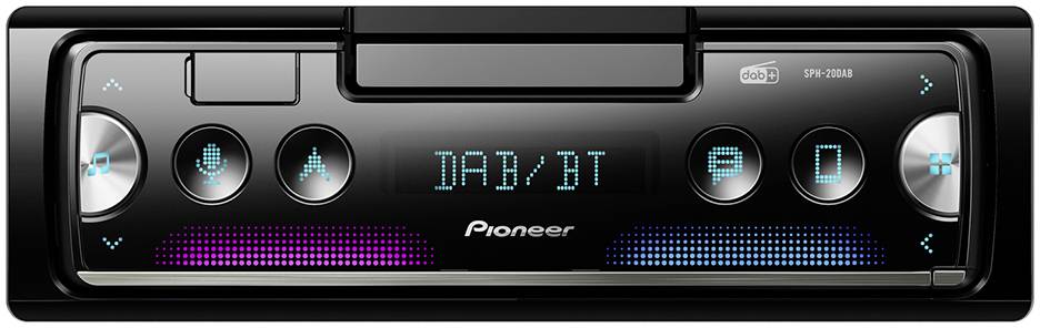 Un autoradio avec un affichage numérique indique 'DAB/BT'. Des touches à gauche et à droite permettent la commande musicale. Le nom de marque 'Pioneer' est affiché en bas.