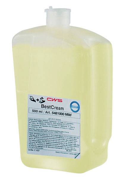 Une bouteille de 500 ml de savon liquide CWS BestCream, référence 5481000 Mild. La bouteille est transparente avec une étiquette bleue.