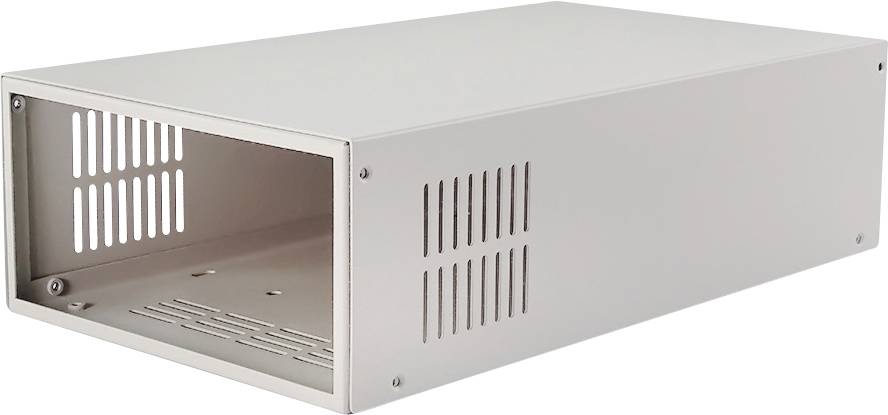 Boîtier métallique rectangulaire argenté avec des fentes de ventilation sur le côté avant ouvert et sur le côté. Vide, sans appareils visibles.