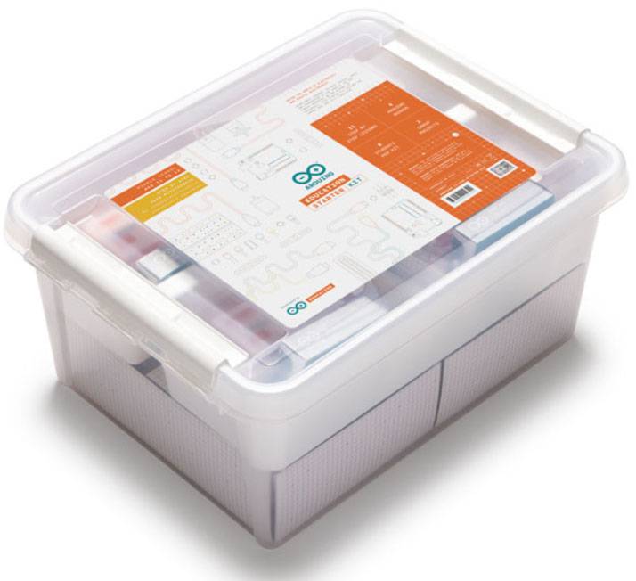Boîte transparente contenant un kit de démarrage Arduino avec des composants électroniques ; l'autocollant sur le couvercle affiche le logo et les instructions.