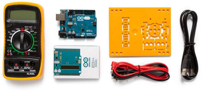 Kit avec multimètre, carte Arduino, câbles et boîtier pour projets électroniques.