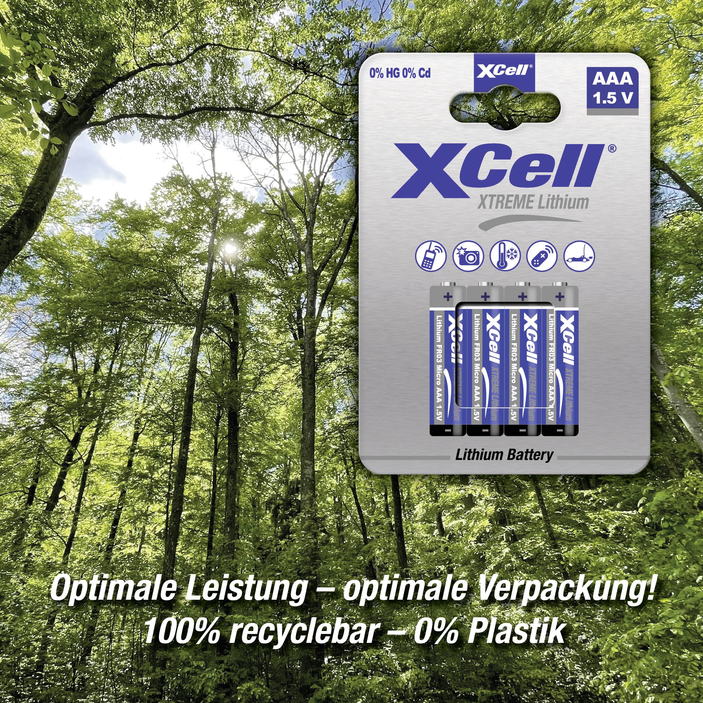 Piles sur l'emballage avec l'inscription 'XCell AAA 1.5V', promues comme '100% recyclables – 0% plastique'. Arrière-plan : arbres verts.