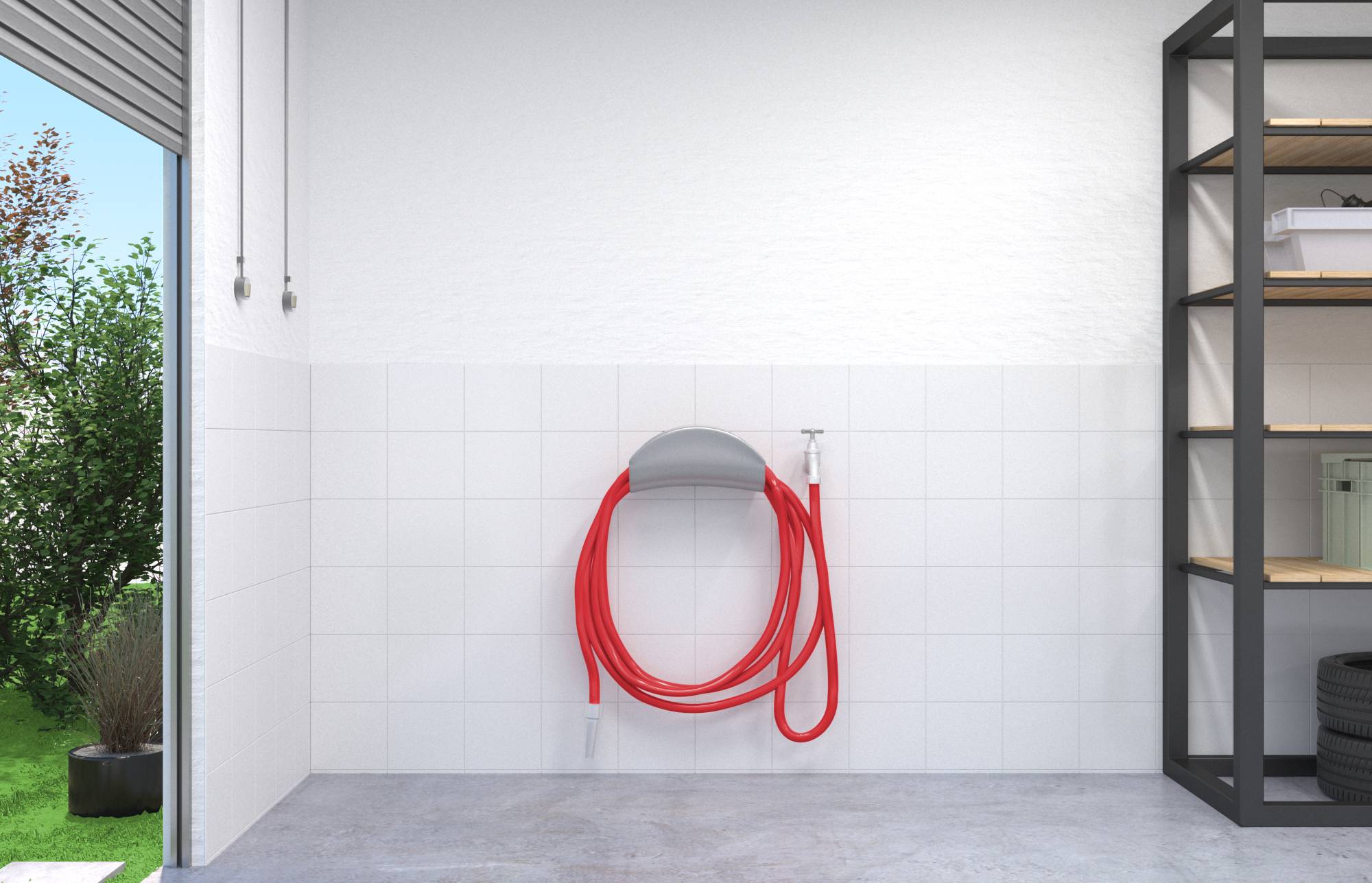 Aufgerollter roter Schlauch an einer weißen gekachelten Wand in einer Garage mit offener Tür, grauem Regal und grünen Pflanzen, die draußen sichtbar sind.