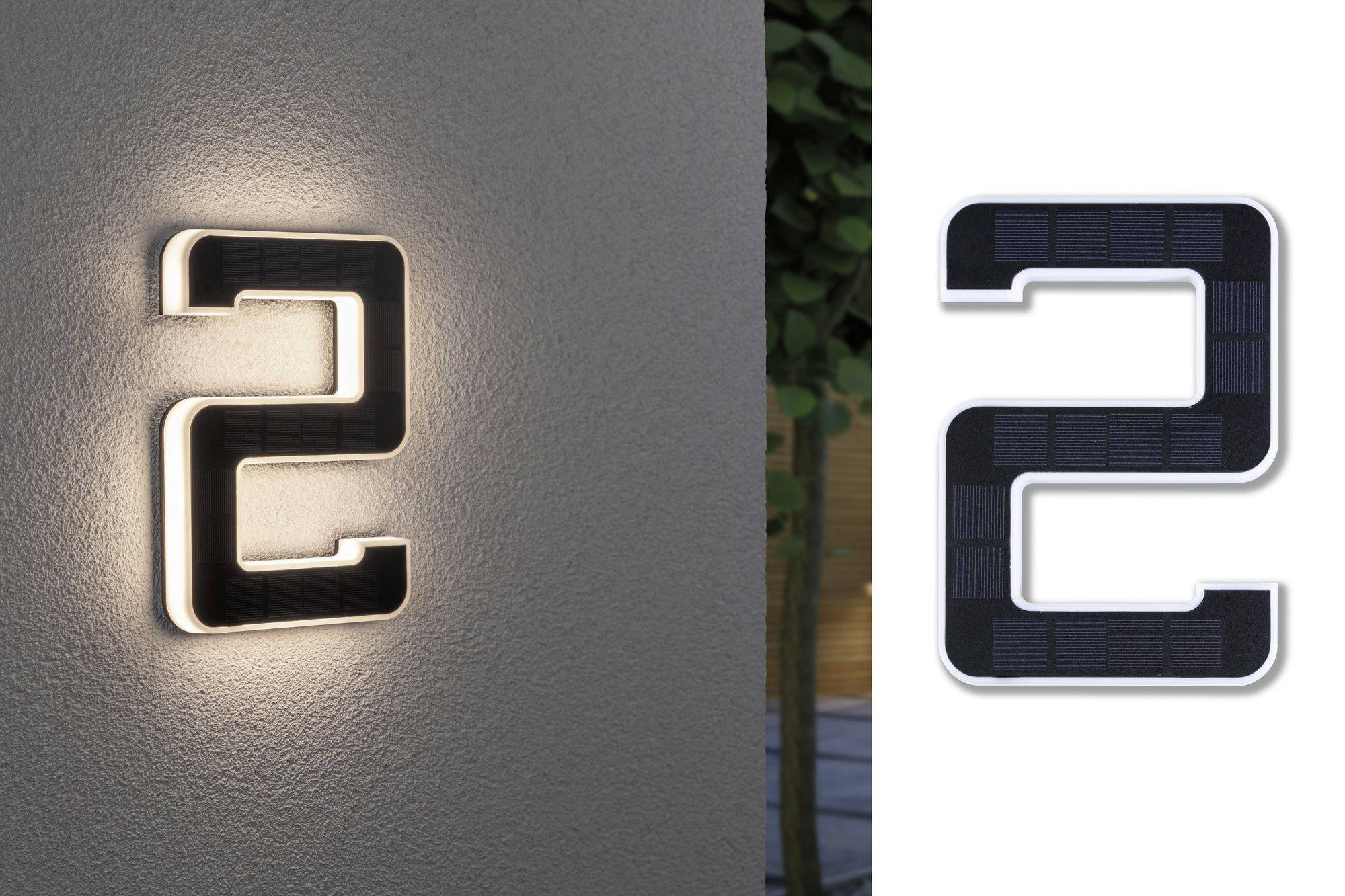 Numéro de maison éclairé '2' sur un mur, à côté à droite le même numéro sur un panneau sombre sur fond blanc.