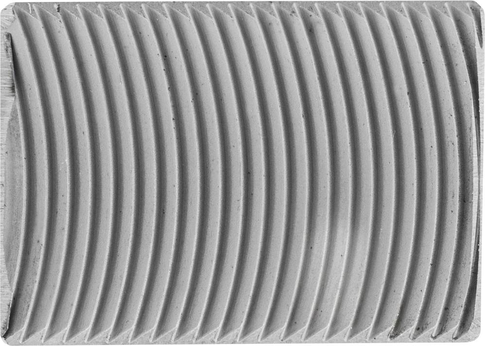 Gros plan d'un objet métallique rectangulaire présentant des rainures parallèles régulières formant une structure ondulante.