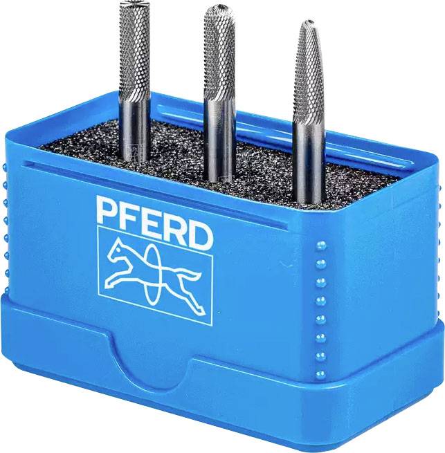 Un récipient bleu contenant trois fraises métalliques de différentes longueurs de PFERD. L'impression montre un logo de cheval.