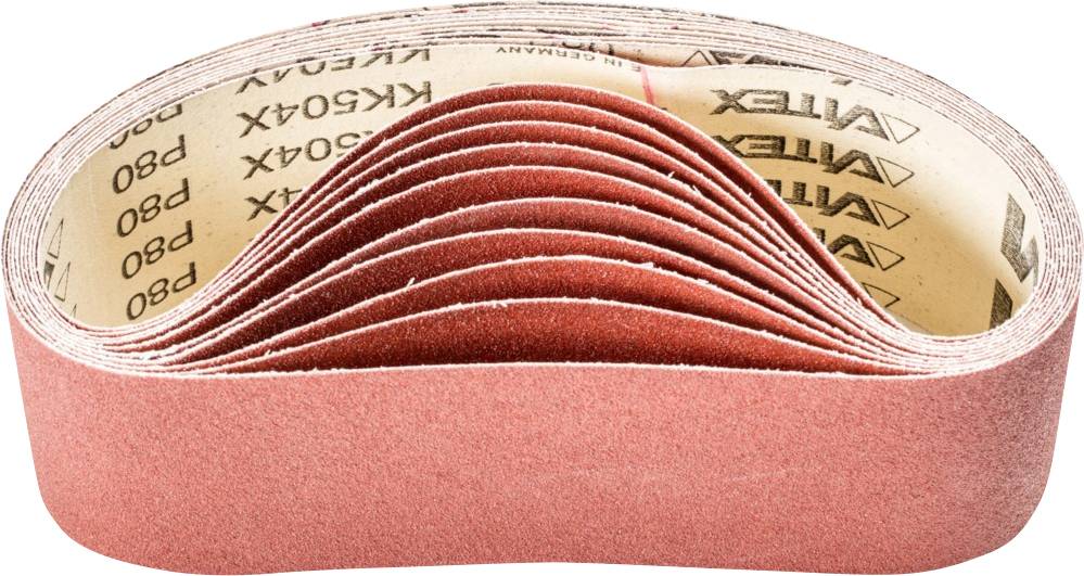 Bandes abrasives disposés en rangées empilées et ondulées. Les bandes sont rouges et conviennent aux machines à poncer.
