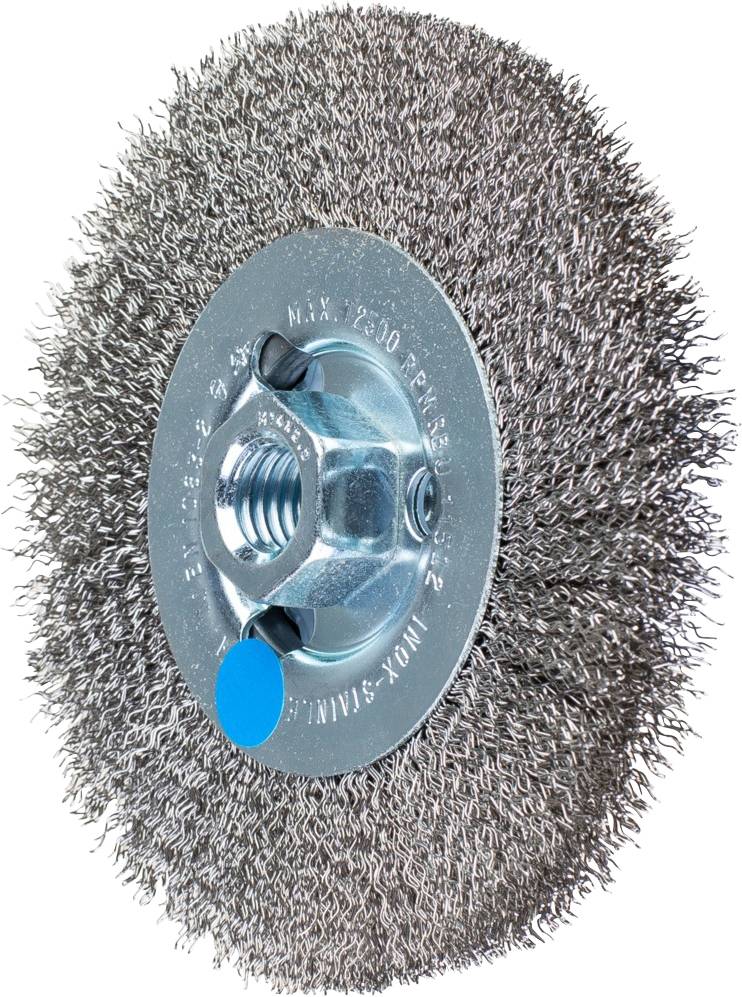 Une brosse métallique circulaire avec un filetage en métal au centre, utilisée pour nettoyer ou éliminer la rouille sur des surfaces métalliques.