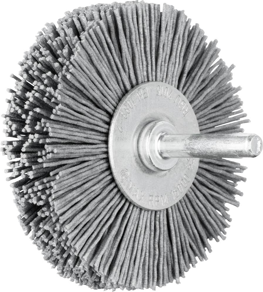 Une brosse métallique circulaire avec une couronne de poils métalliques et un manche, utilisée pour le nettoyage de surface ou le polissage.