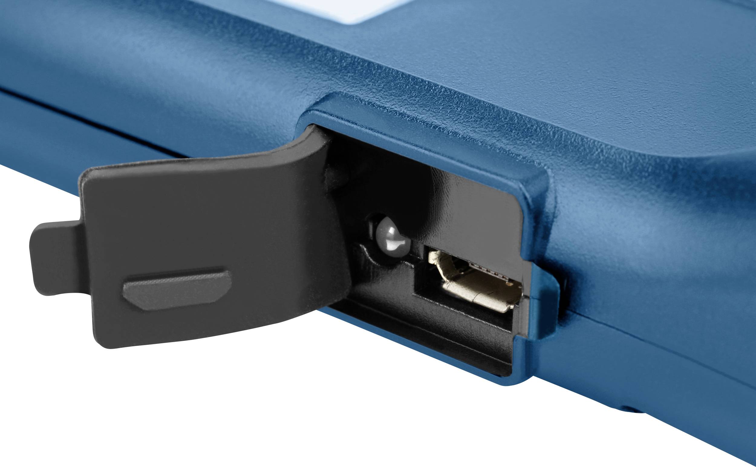 Gros plan d'un appareil électronique bleu avec un port USB ouvert et un capuchon de protection noir.