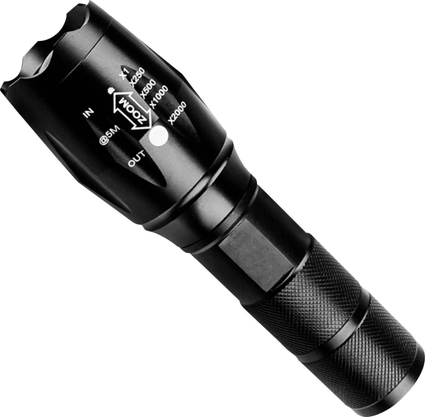 Lampe de poche noire en position diagonale, à mise au point réglable, avec inscriptions sur l'intensité lumineuse et la portée, adaptée aux activités de plein air.