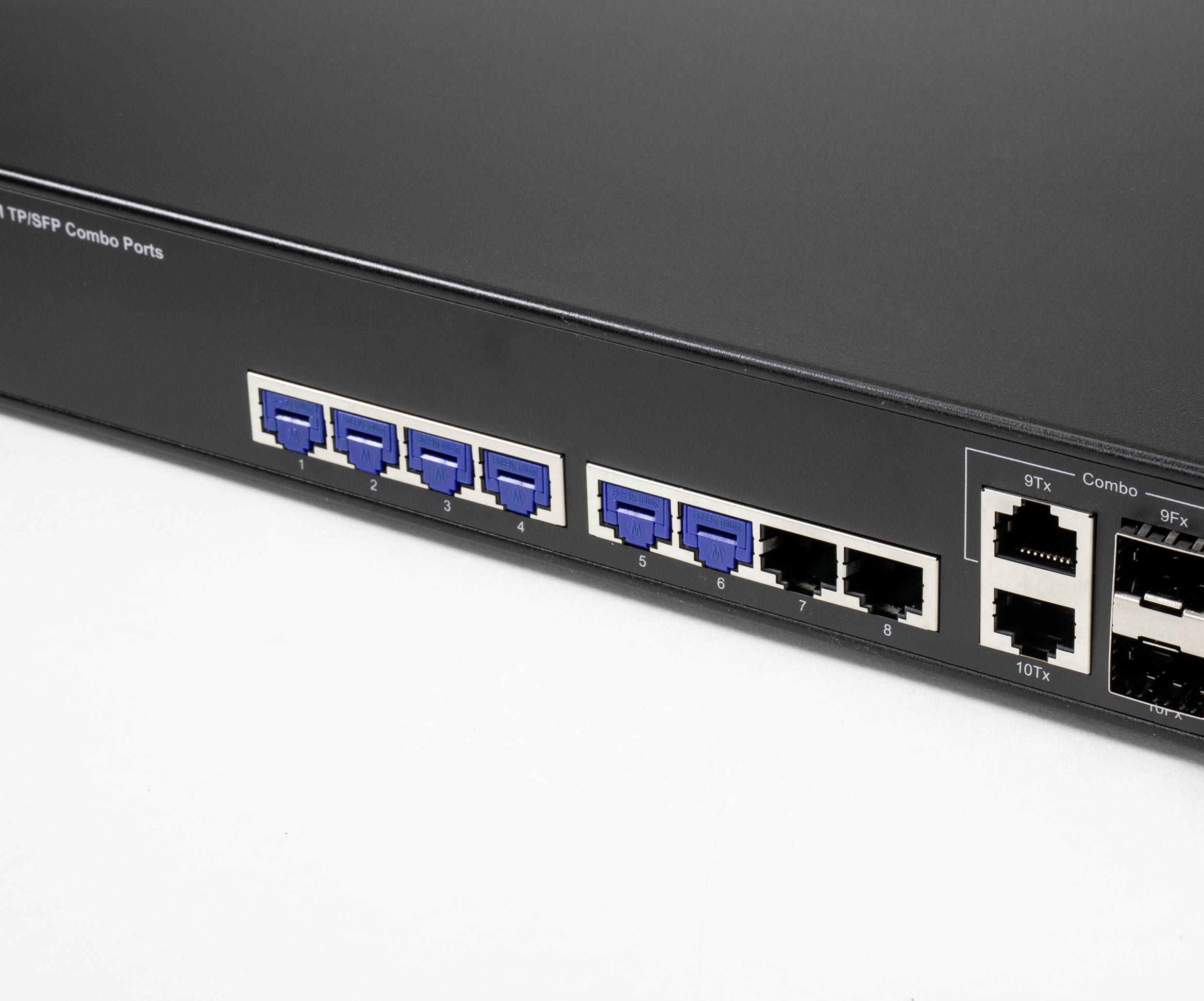 Commutateur réseau avec huit ports Ethernet, quatre ports SFP et quatre ports supplémentaires ; vue de face.