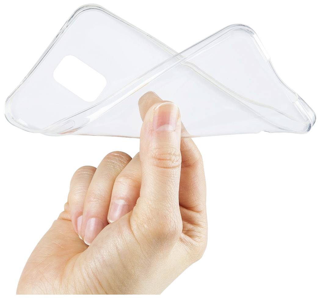 Une main tient une coque de téléphone transparente dans les airs. L'étui est flexible et démontre sa souplesse.