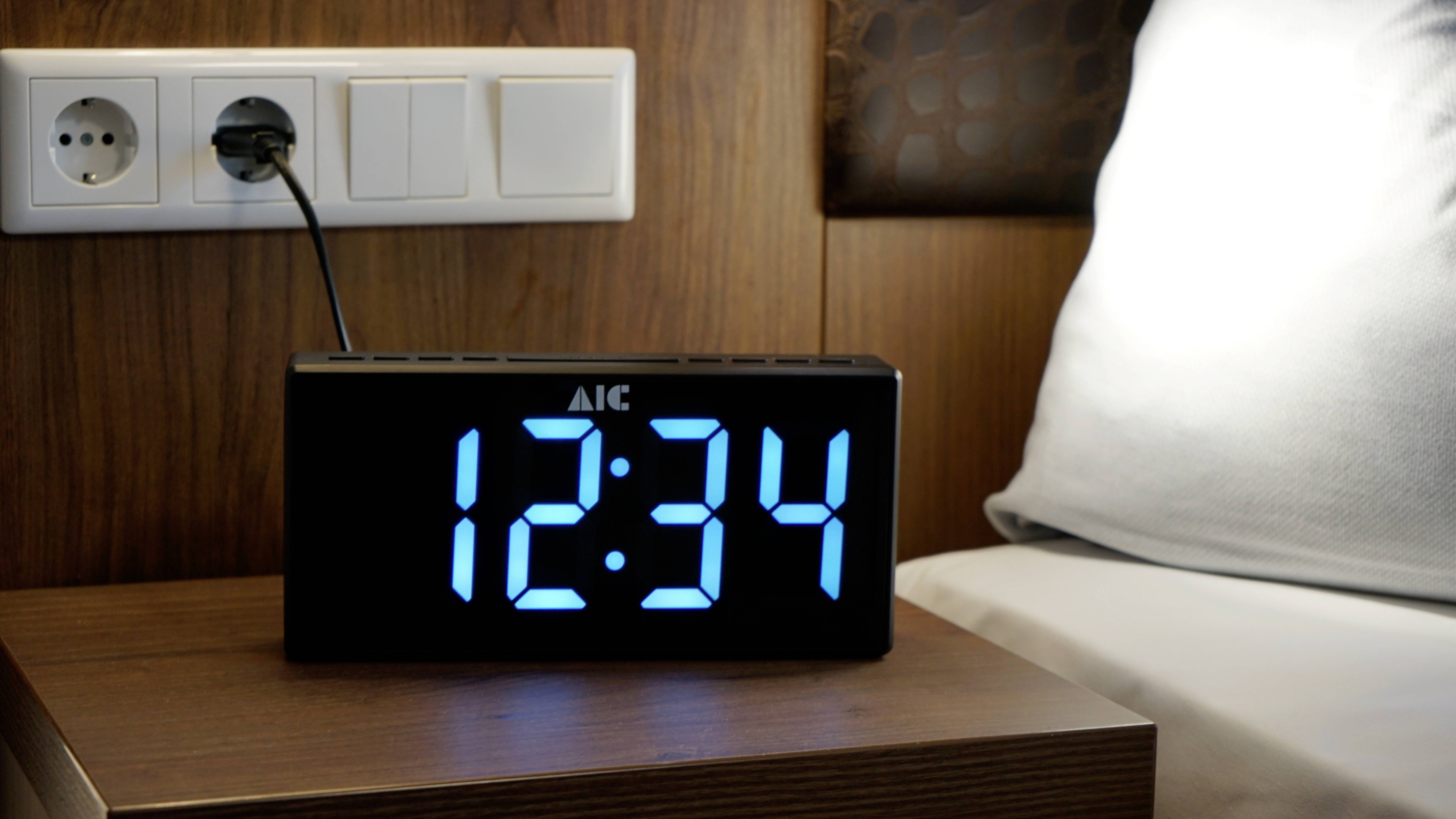 AIC 48XXL Radio-réveil FM fonction réveil noir