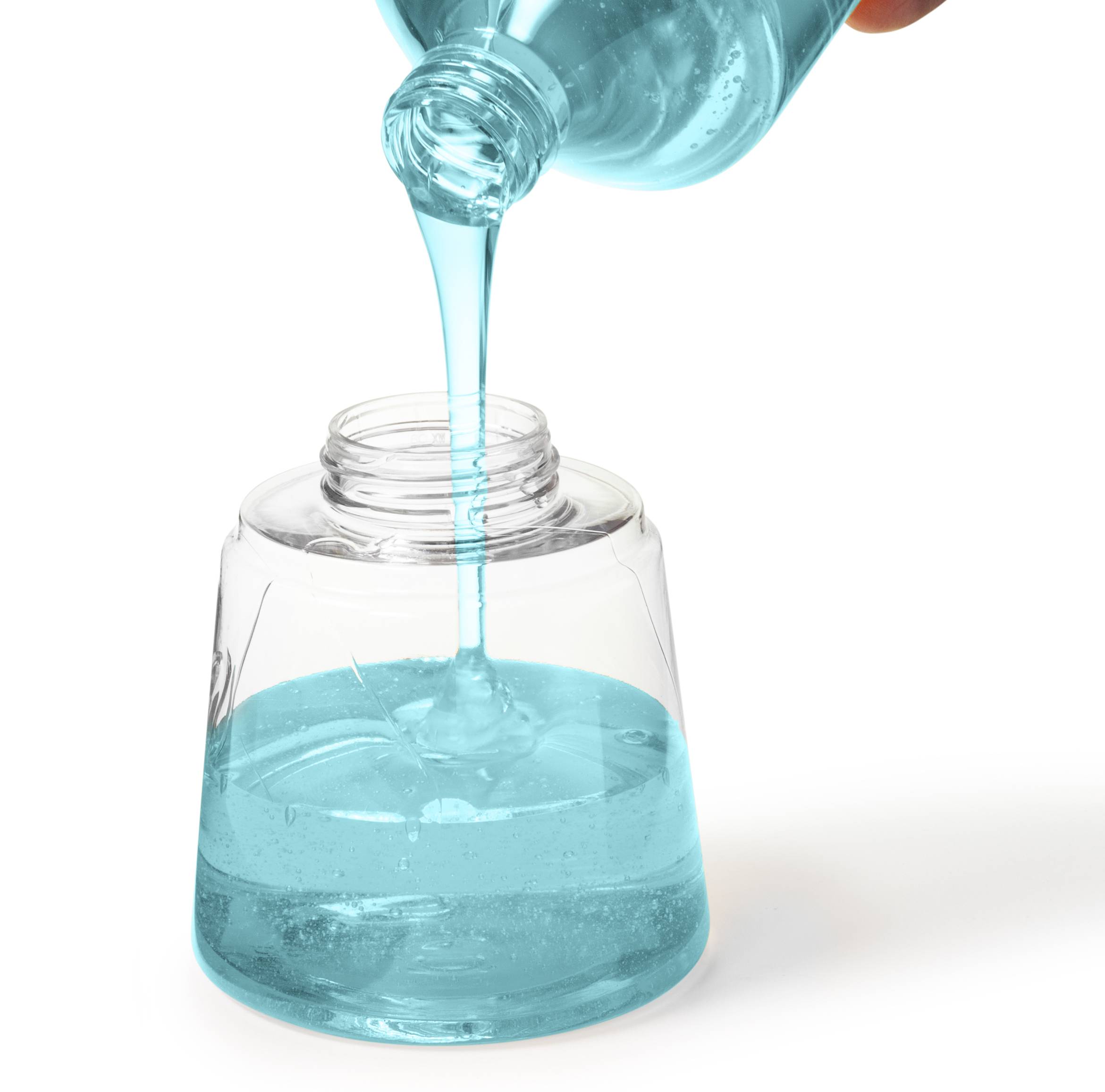 Une bouteille transparente est retournée et du liquide vaisselle bleu est versé dans un couvercle en plastique transparent.