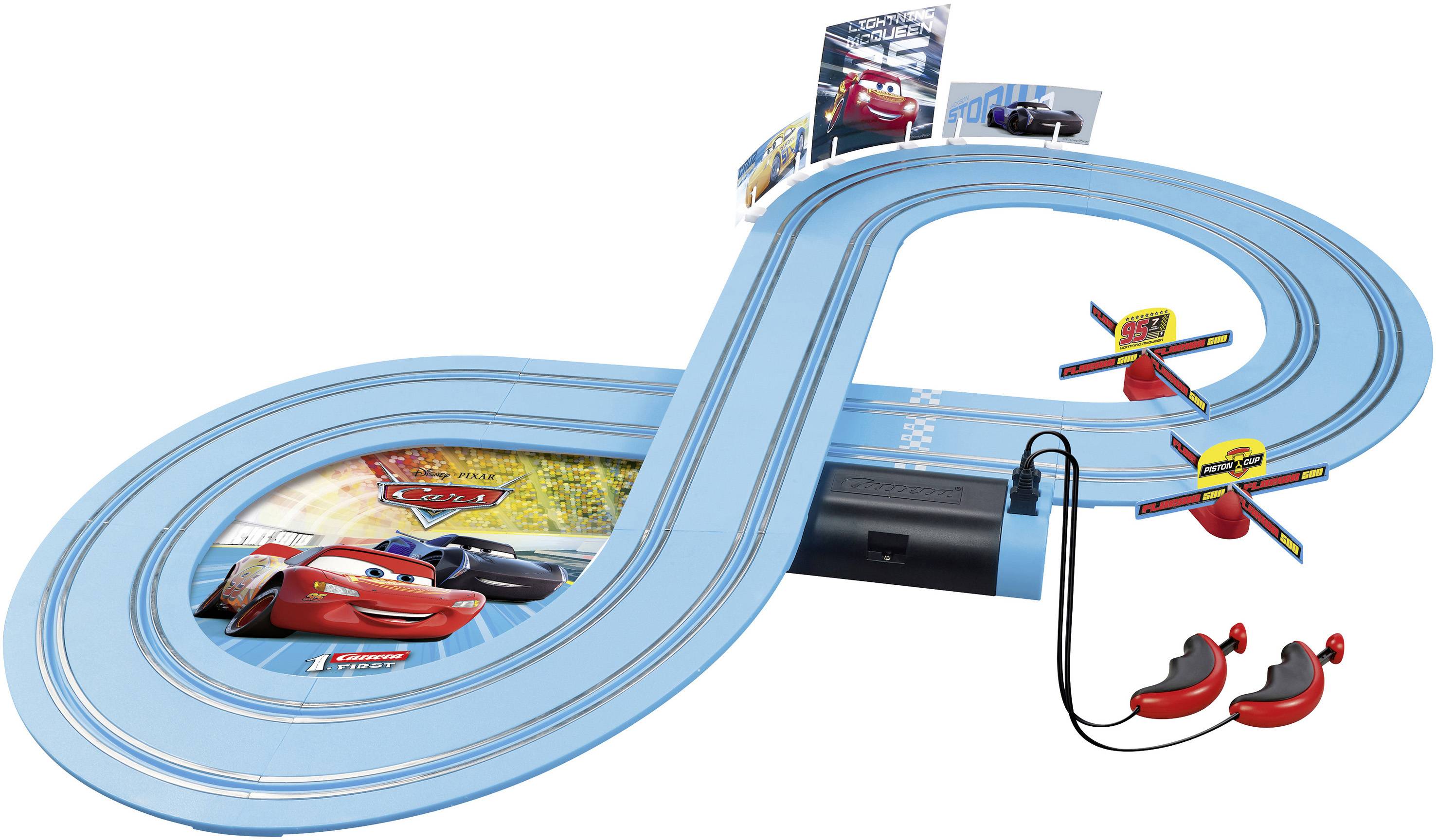 Une piste de course de jouet bleue en forme de huit avec le motif de 'Flash McQueen'. Deux voitures rouges télécommandées sont sur la piste.