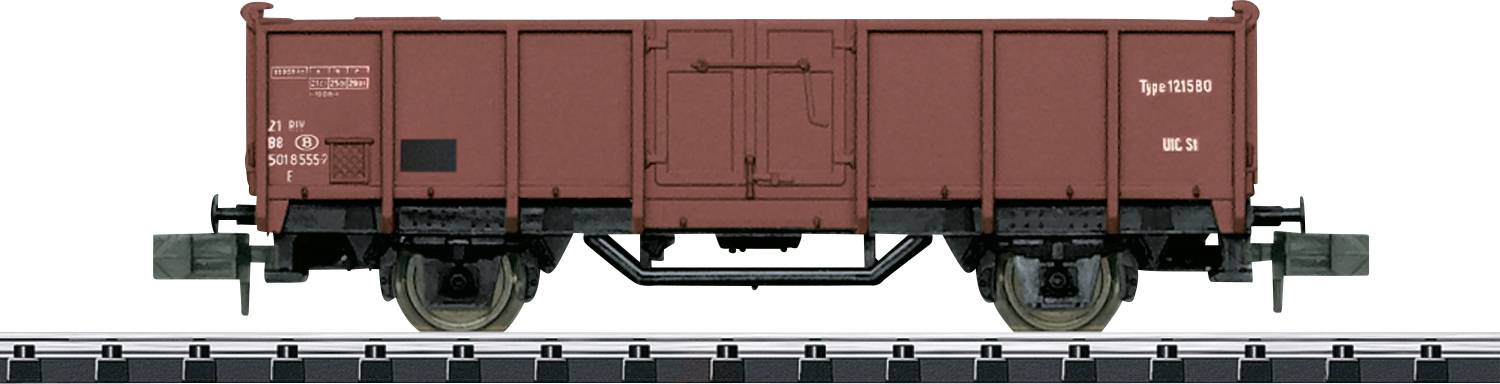 Un wagon de marchandises brun est stationné sur une voie ferrée. Le wagon est robuste et adapté au transport de marchandises.