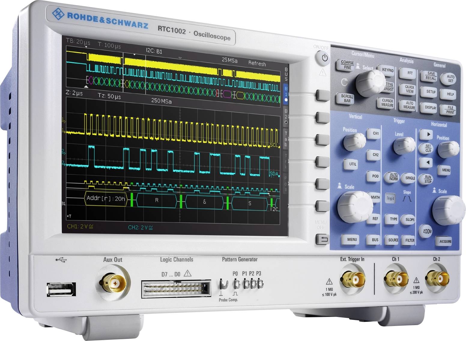 Un oscilloscope avec écran affiche différentes formes d'ondes et données de mesure. L'appareil possède de nombreux boutons et commandes rotatives.