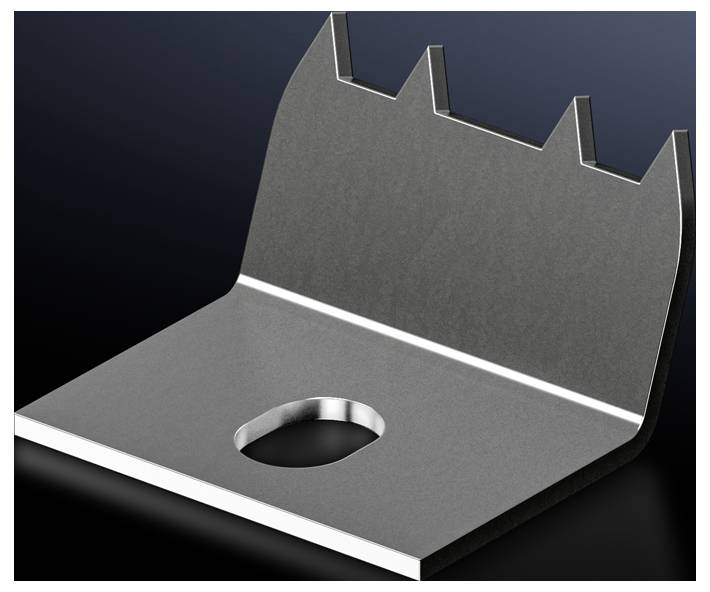 Support d'angle métallique à surface uniforme avec ouverture rectangulaire, utilisé pour la fixation et la stabilisation dans les constructions.