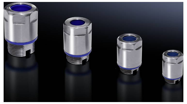 Quatre raccords de tuyauterie en argent métallique de différentes tailles sur un fond noir, essentiels pour les connexions de tuyaux.