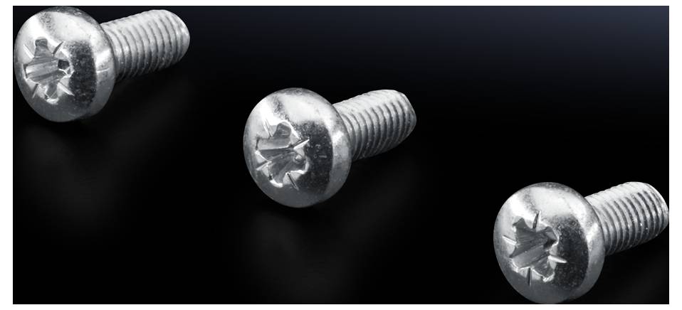 Trois vis cruciformes en argent sur un fond noir, à surface brillante, disposées uniformément au centre.