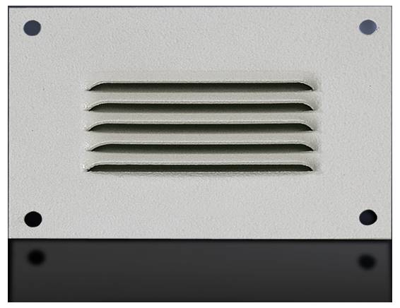 Couvercle de ventilation blanc avec cinq fentes de ventilation horizontales et quatre trous de vis noirs dans les coins.