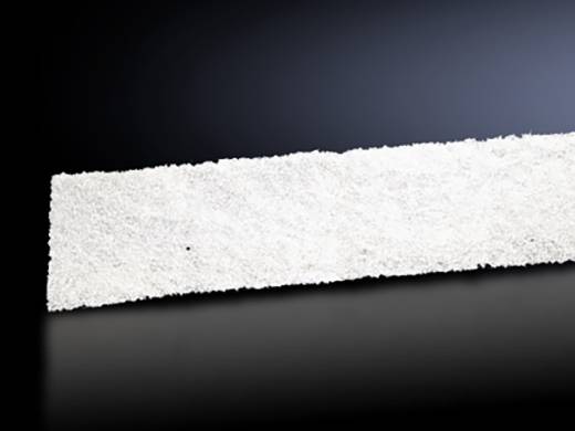 Substance blanche en poudre sur un fond sombre, ayant la texture et la forme d'un ruban étroit.