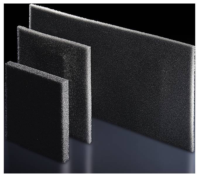 Trois plaques de mousse noire de différentes tailles sont placées côte à côte sur une surface sombre. Elles montrent la densité du matériau.