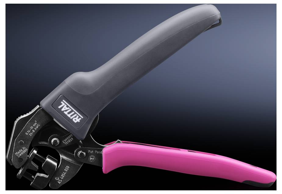 Un outil de sertissage avec des poignées ergonomiques ; un côté noir, l'autre rose. Outil pour connexions de câbles.
