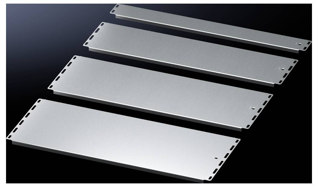 Quatre plaques d'aluminium empilées de différentes tailles sur un fond sombre.