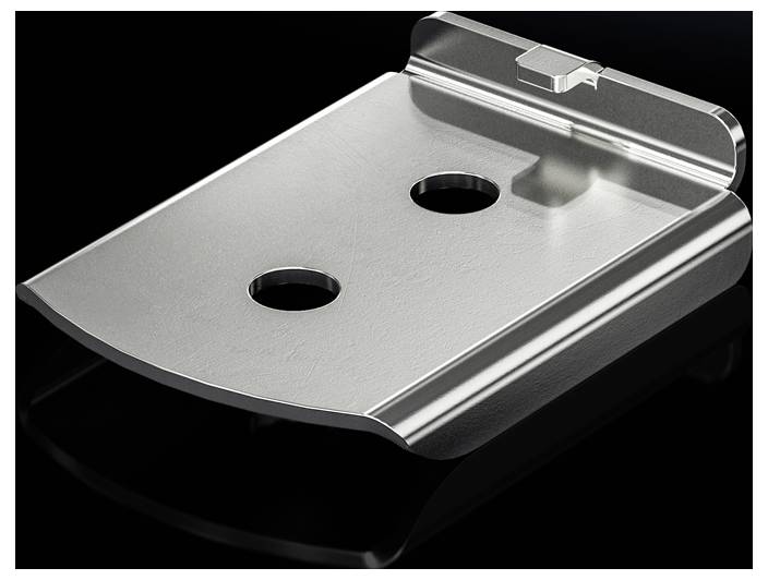 Un outil métallique argenté, rectangulaire, avec deux trous ronds et une languette, posé sur une surface noire.
