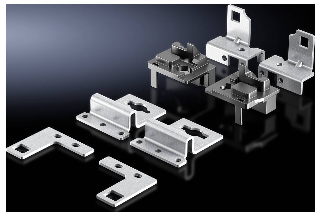Plusieurs pièces métalliques disposées sur un fond noir, probablement des supports ou des fixations, de différentes formes et tailles.
