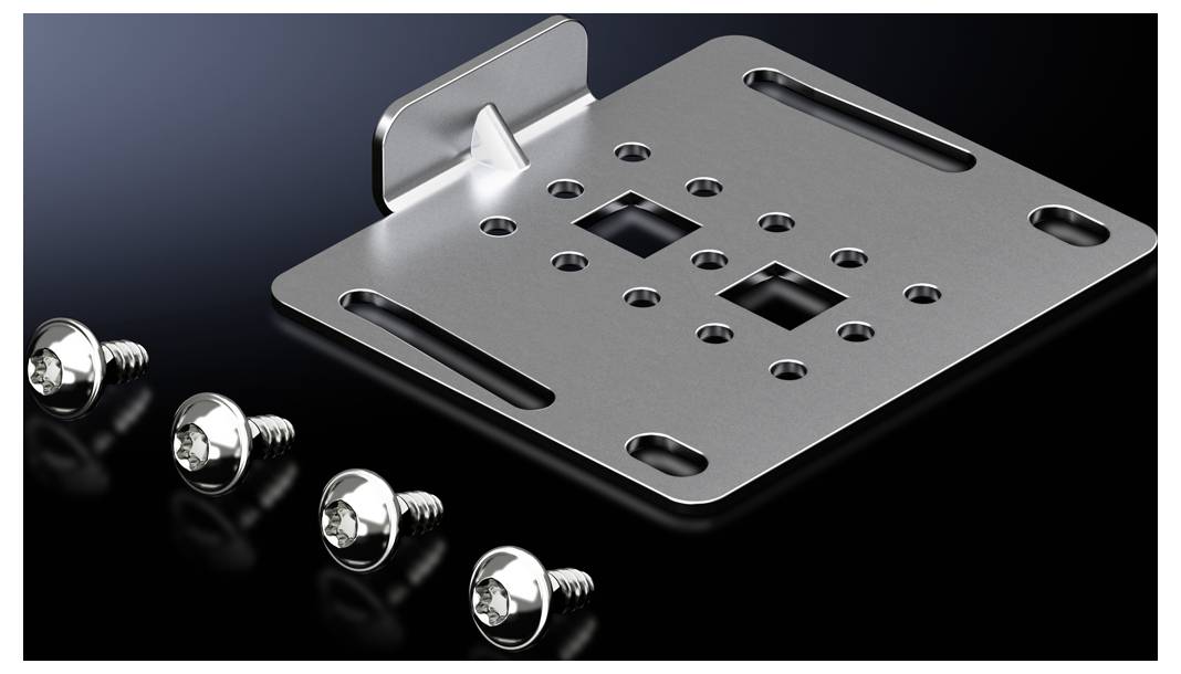 Plaque métallique avec plusieurs trous et bord surélevé, à côté de cinq vis similaires.