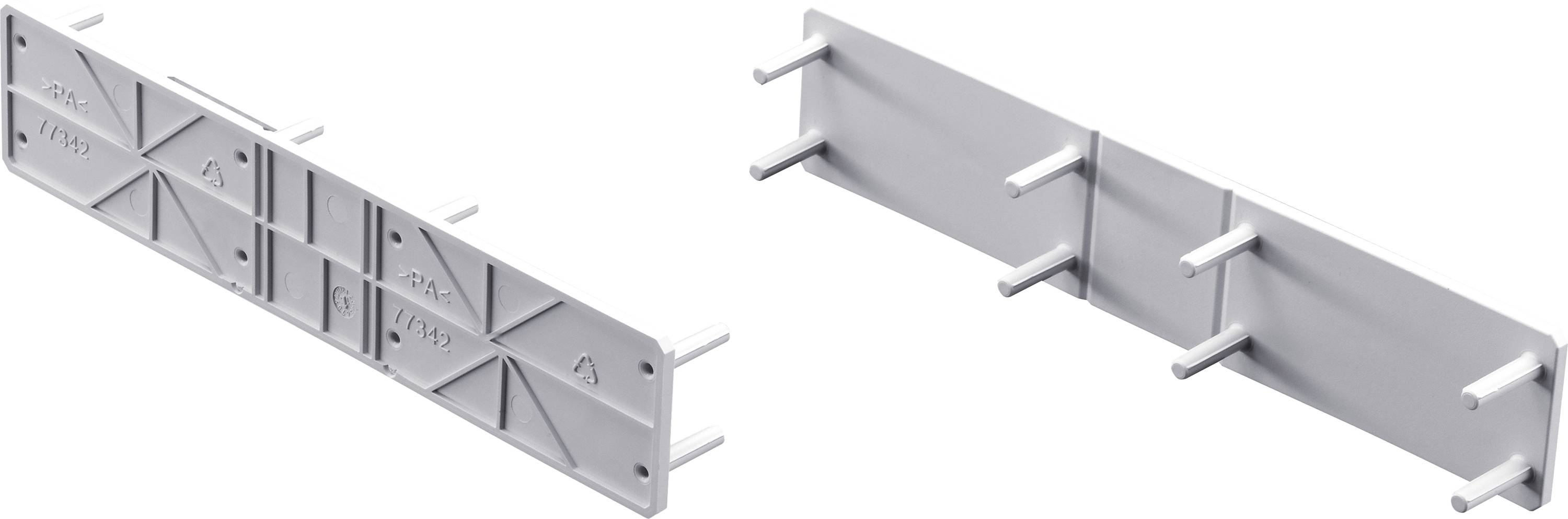 Deux pièces en plastique gris avec plusieurs broches saillantes sur chaque côté. À gauche, des motifs et des marquages supplémentaires sont visibles.