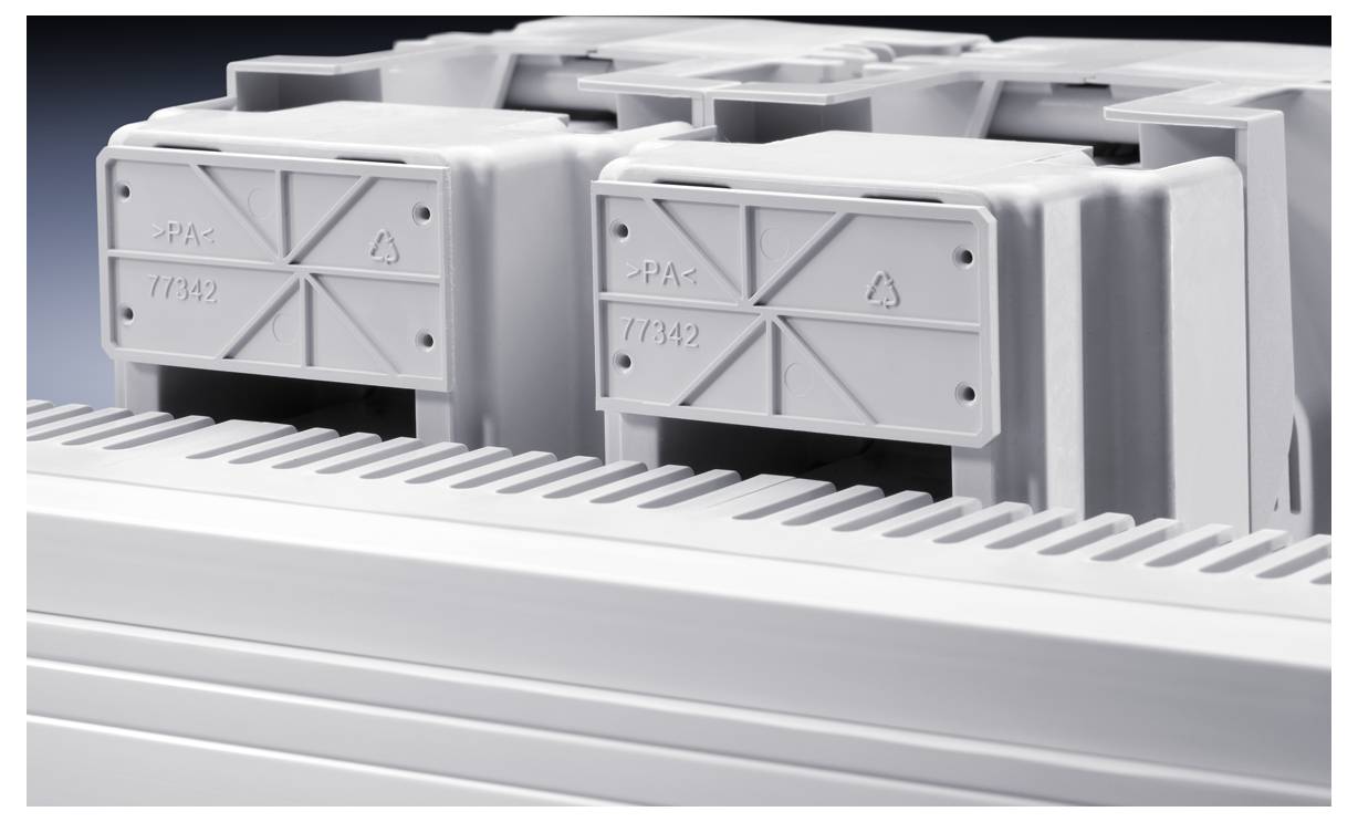 Composants en plastique blanc avec des motifs rectangulaires et des marquages dans un appareil électrique.