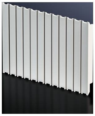 Un radiateur blanc à nervures verticales devant un fond gris foncé.