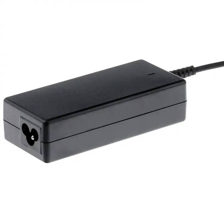 Adaptateur secteur noir pour ordinateur portable avec connecteur tripolaire ; boîtier rectangulaire et câble de sortie pour l'alimentation électrique.