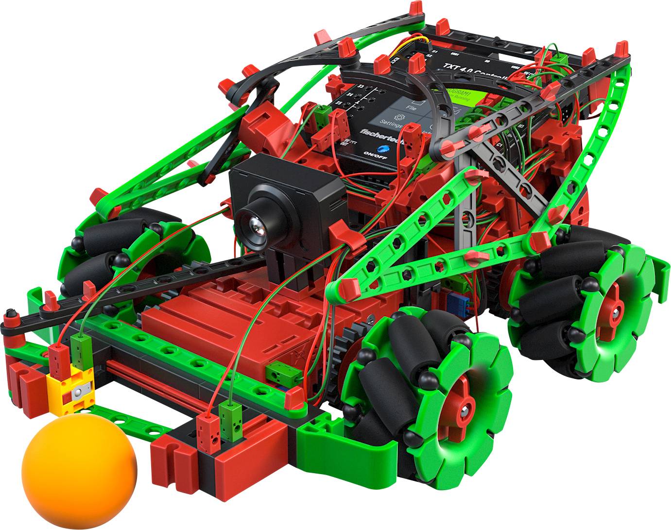 Robot jouet en briques colorées. Il est rouge, vert et noir, avec une caméra à l'avant. Un ballon orange est posé devant lui.
