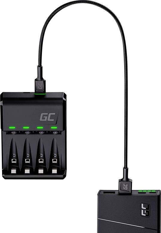 Un câble de charge relie un chargeur à quatre batteries dans un support à une batterie externe. Les deux appareils sont noirs.