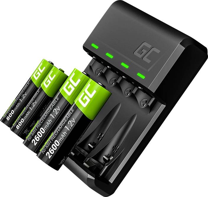 Un chargeur de batterie charge quatre piles AA vertes portant l'inscription « 2600 mAh 1,2V » et « GC ». Des indicateurs verts s'illuminent en haut.
