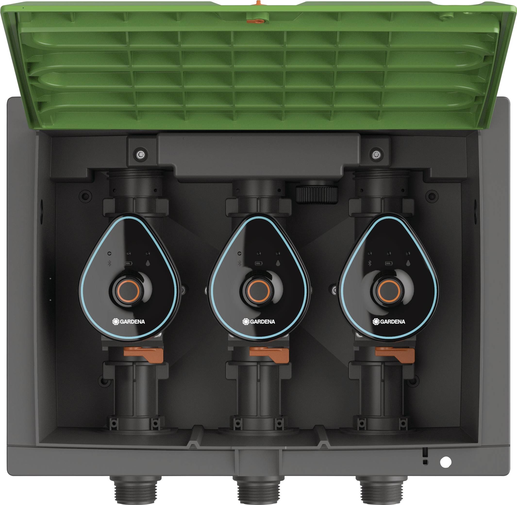 Trois systèmes électroniques de contrôle de l'eau de Gardena dans un boîtier vert, adaptés à l'arrosage automatique du jardin.