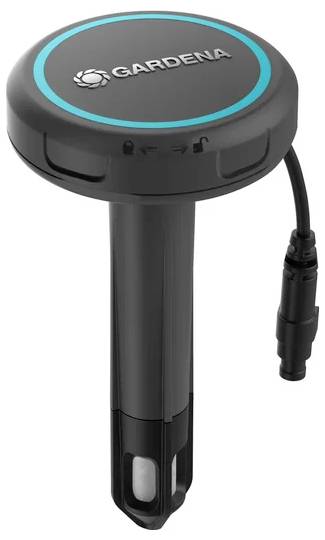 Un capteur d'humidité du sol Gardena avec une sonde cylindrique et un câble attaché, utilisé pour surveiller les niveaux d'humidité du sol dans le jardinage.