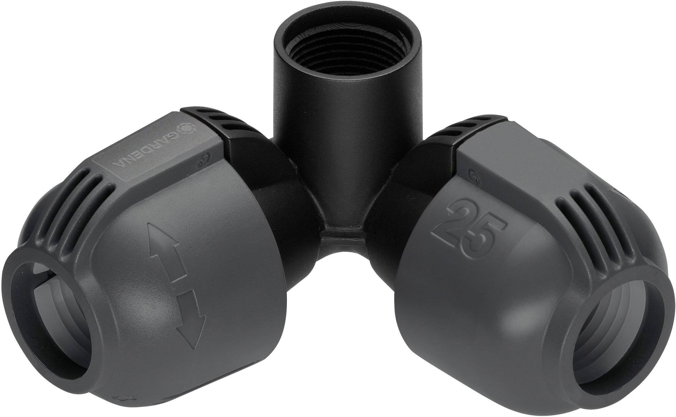 Un connecteur d'angle en plastique noir à trois ouvertures, dont deux filetées, marqué '25' et portant des symboles fléchés.