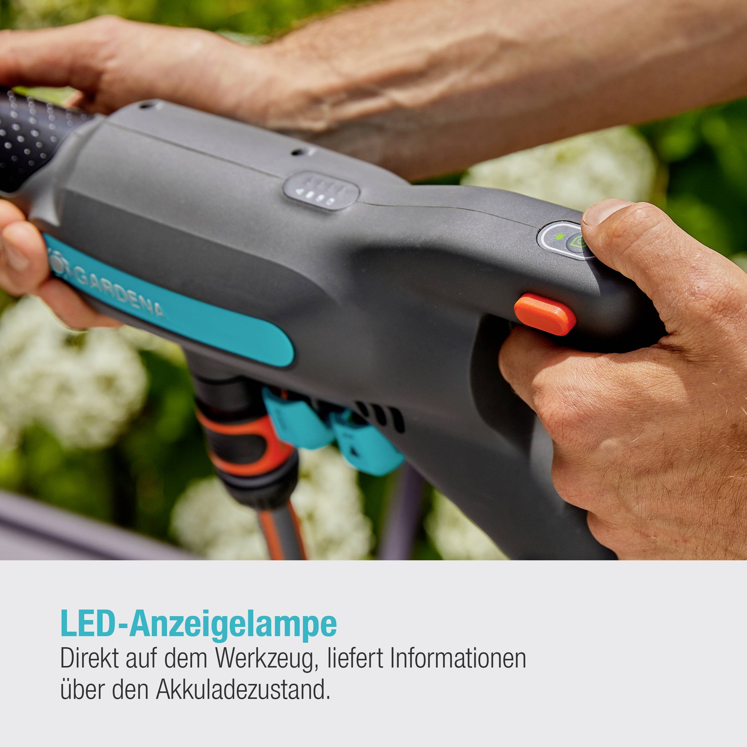 Un appareil avec voyant LED. L'écran informe sur le niveau de charge de la batterie. Des mains montrent l'utilisation de l'outil à l'extérieur.
