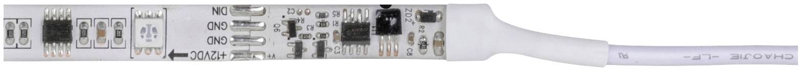 Gros plan d'une bande LED avec des composants électroniques et des inscriptions.