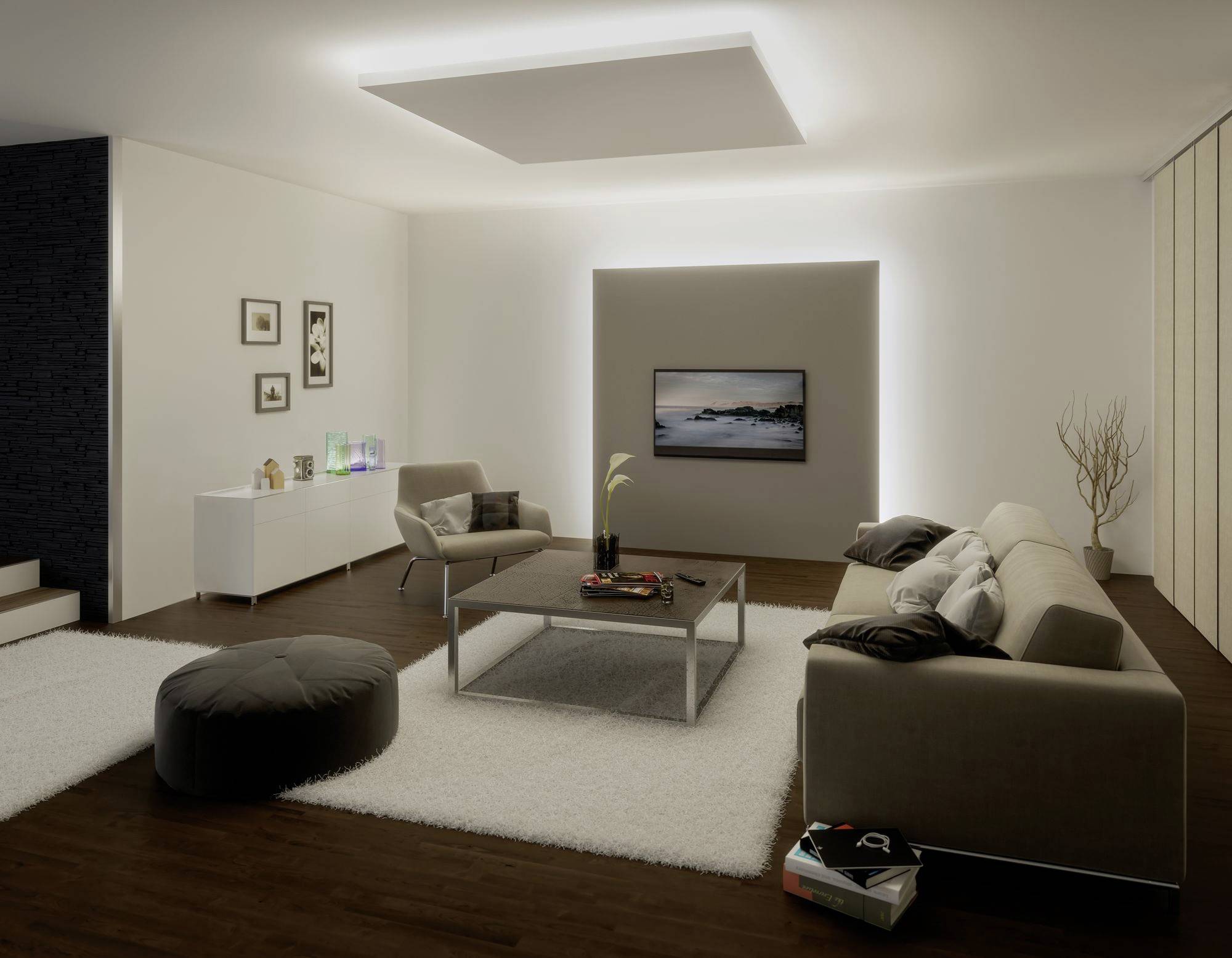 Salon moderne avec deux canapés, un fauteuil et une table basse plate sur un tapis blanc, entouré d'une décoration minimaliste.