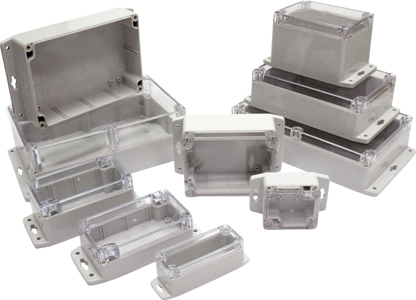 Plusieurs boîtes de rangement rectangulaires en plastique de différentes tailles, empilables, généralement transparentes. Idéales pour le stockage de composants électroniques.