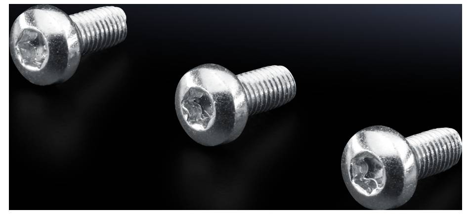 Trois vis en argent à tête ronde et empreinte étoile intérieure sur fond noir.