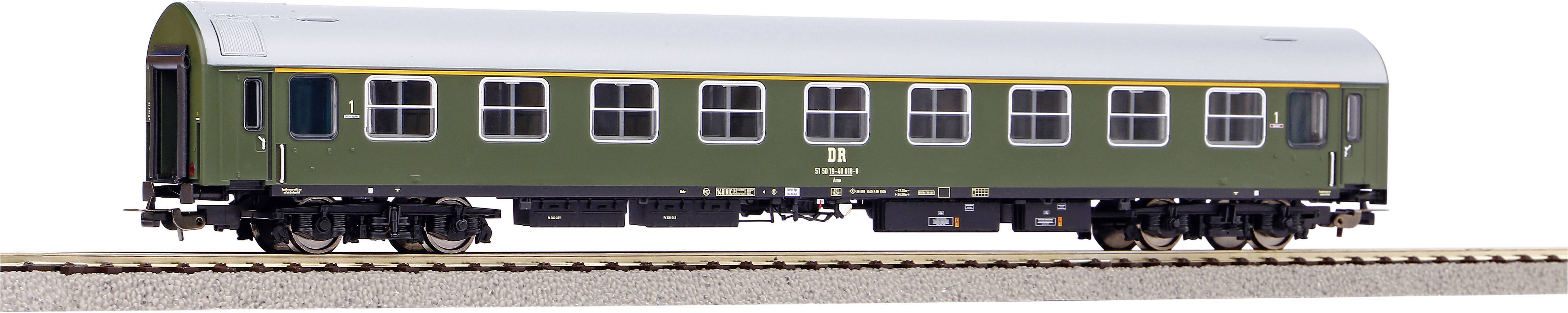 Un wagon vert avec une bande jaune et plusieurs fenêtres est stationné sur une voie ferrée.